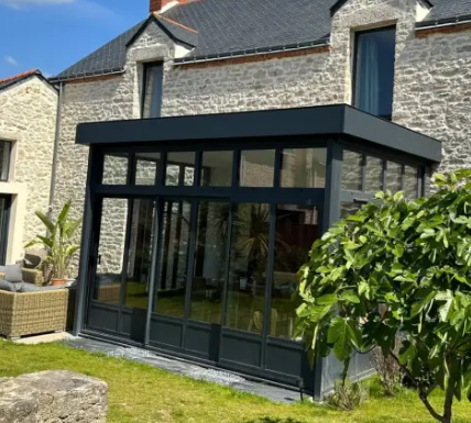 La structure de la véranda en aluminium, associée à des finitions haut de gamme, assure une durabilité exceptionnelle.