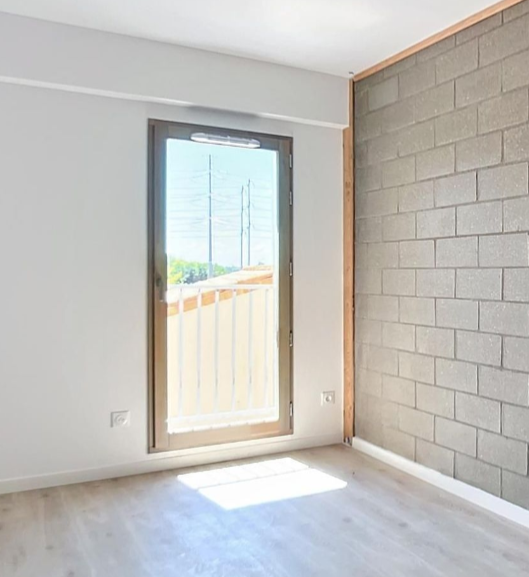 Une porte-fenêtre en aluminium à 1 vantail produit haut de gamme.