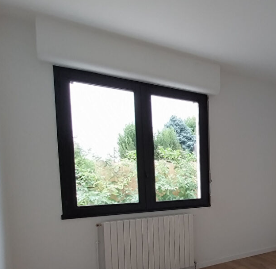 L'aluminium est réputé pour sa résistance et sa légèreté, ce qui permet de créer des fenêtres aux lignes fines.