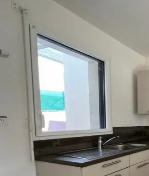  Une fenêtre à 1 vantail s’ouvrant à la française pour offrir une ventilation efficace.