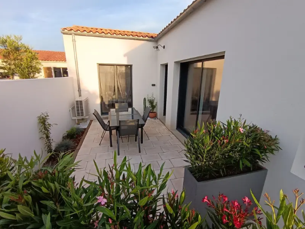 Mise en place de baies vitrées coulissantes en aluminium Solarlux dans le terrasse d’une maison à Croissy près de Chatou par L’ouverture Française. 