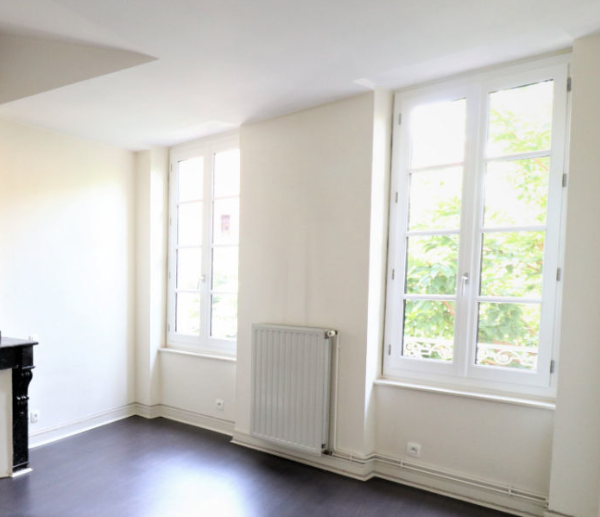 Mise en place de porte-fenêtre en bois à 2 vantaux oscillo-battant dans un appartement à Saint-Cyr-sur-Mer près d’Hyères par L’ouverture Française.