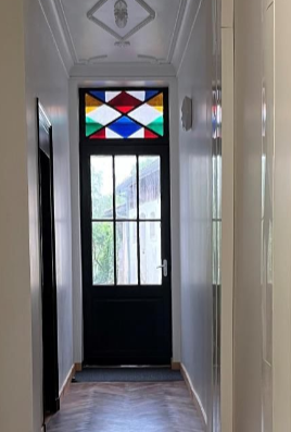 L'Ouverture Française hautement qualifiée dans le domaine de menuiserie a installé des fenêtres et portesen aluminium et acier avec des verres.