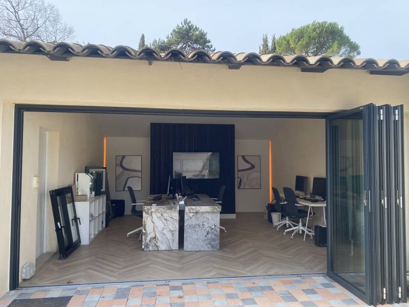 Baie vitrée accordéon Anthracite sur mesure proche d'Aix en Provence