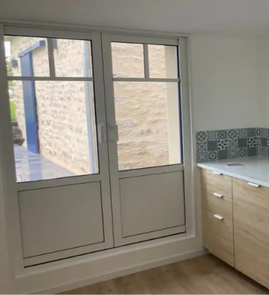 Les coulissantes à galandage en aluminium à 2 vantaux.