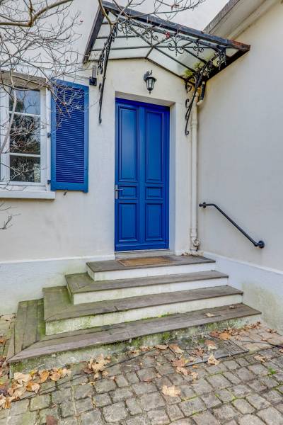 Mise en place de portes d'entrée en bois Atulam dans une maison à Asnières-sur-Seine, Hauts-de-Seine par L'Ouverture Française.