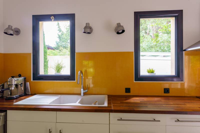 Fenetres noires sur mesure proche d