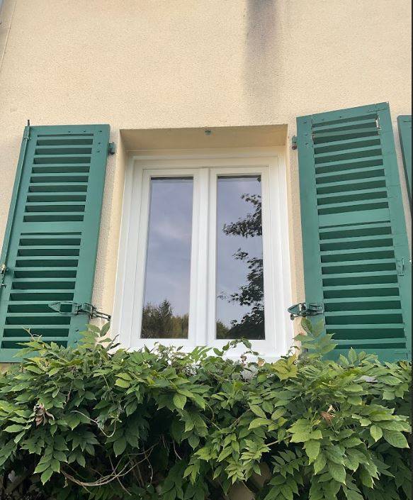 Découvrez nos volets colorés en bois sur mesure et de qualité à Louveciennes