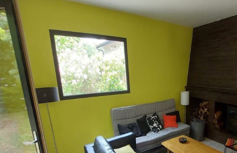 Porte avec bois intérieur et aluminium extérieur et le châssis fixe vitré en bois.