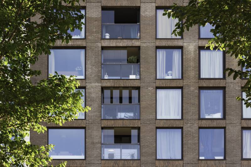 Actualisation de vitrages coulissants et pivotants Solarlux dans un bâtiment à Juan les Pins près de Marseille par L’Ouverture Française.