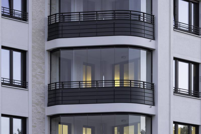 Des profils en aluminium élégants, ces vitrages de 210 cm par 45 cm se distinguent par leur finition moderne.