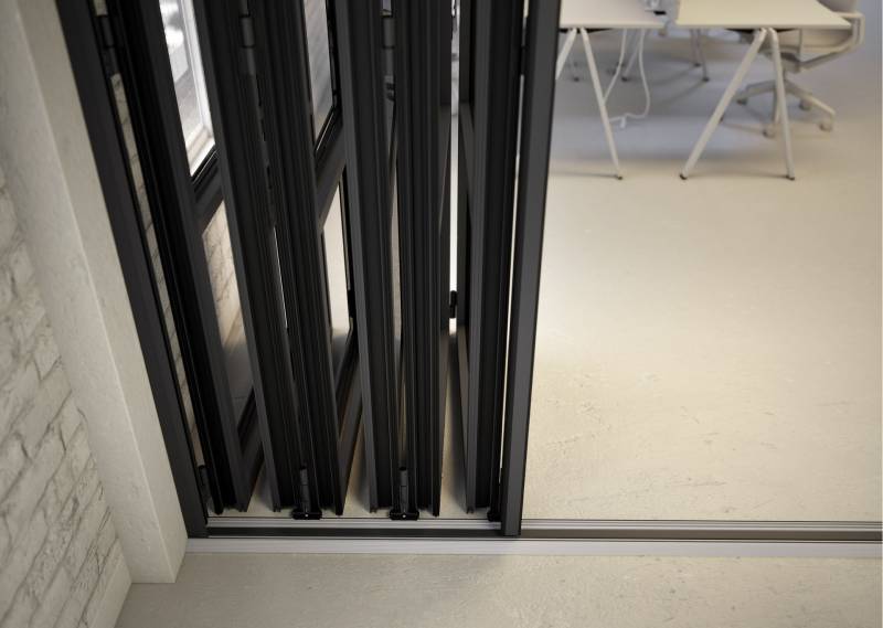 Mise en place d’une baie vitrée accordéon en aluminium Solarlux dans un bâtiment à Saint-Germain-en-Laye près de Bois-colombes par L’Ouverture Française.