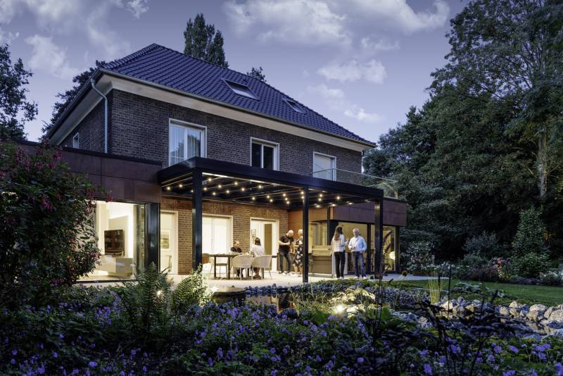 Aux finitions haut de gamme, cette véranda contemporaine est un investissement durable, offrant luxe et confort.