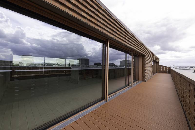 Ces baies s’ouvrent facilement pour offrir une vue dégagée et une transition harmonieuse entre l’intérieur et l’extérieur.