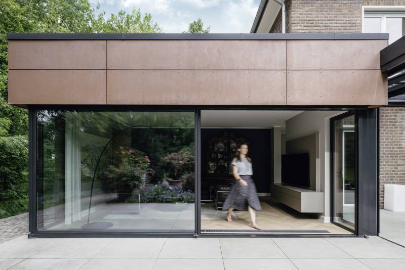 La pose de baies coulissantes Cero de Solarlux dans une maison.