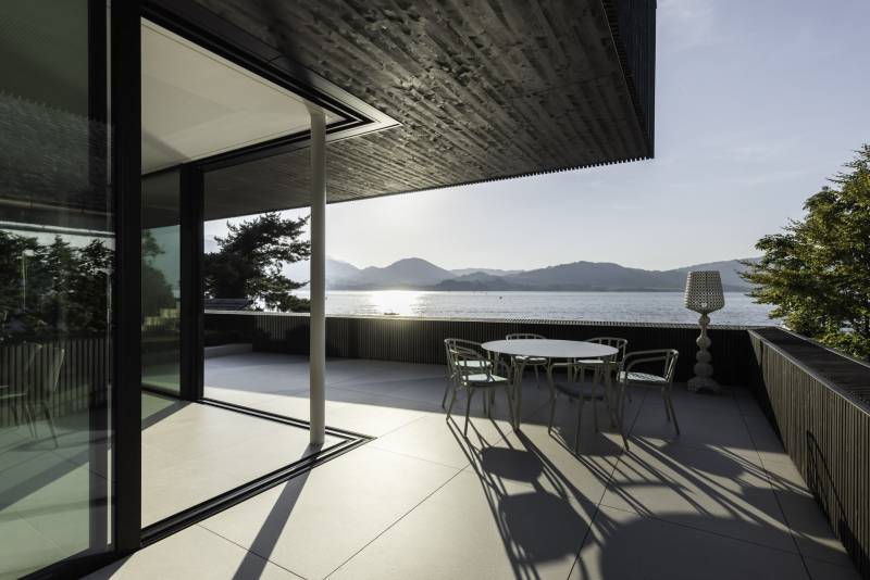Ces baies en aluminium de 250 cm par 340 cm à angle 90° offrent une surface vitrée impressionnante.