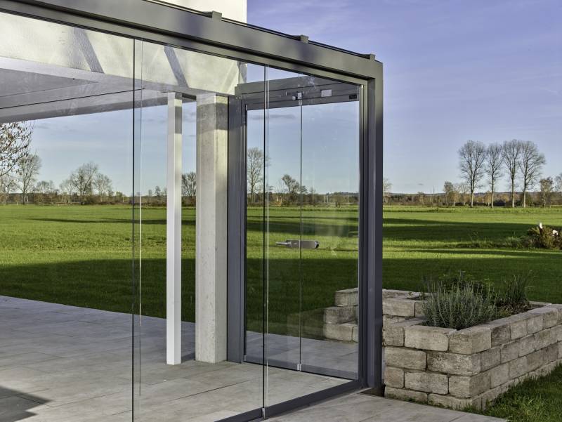 Le client a opté pour un système coulissant en panneaux de verre avec vitrage pour balcon.