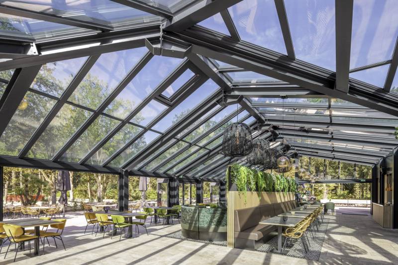 Ces baies vitrées coulissantes, avec leurs portes pliantes offrant une ouverture à 90 %, créent un passage spacieux et lumineux.