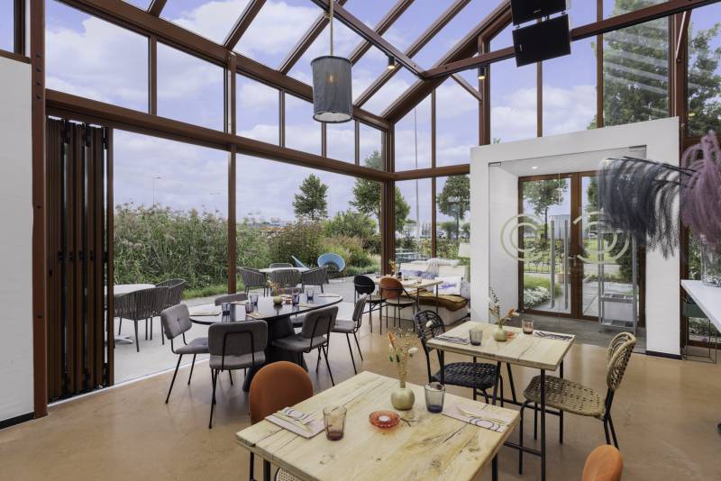 Cette baie coulissante en accordéon transforme les espaces grâce à une ouverture à 90 %, idéale pour une grande luminosité.