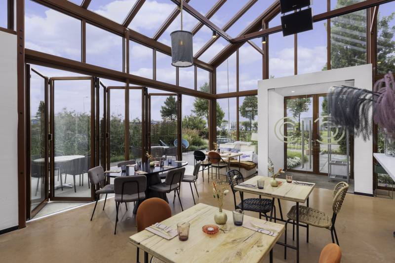 L’ouverture à 90 % des vantaux pliants crée un passage spacieux.