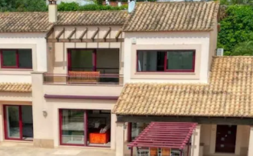 Installation de porte-fenêtre en bois à 2 vantaux et baie vitrée Atulam dans une villa à Aix-en-Provence près de Pertuis par L’ouverture Française.