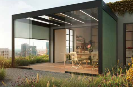 Conception et création de véranda avec stores toile extérieurs Warema dans une maison par L’ouverture Française.