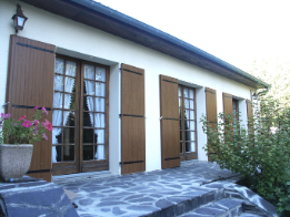 L'entreprise Ouverture Française effectue un travail précis et de qualité pour installer des volets battants en bois, en accordant une attention minutieuse à chaque détail de la menuiserie.