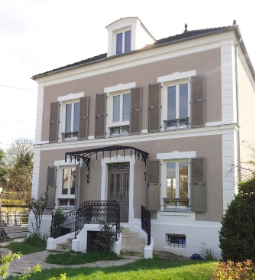 Ces volets battants persiennés de 32 mm d’épaisseur, avec lames à l’américaine au tiers, ont été conçus pour cinq portes-fenêtres de 223 cm de hauteur et 144 cm de largeur.