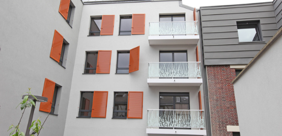 Pose de volets en aluminium de la marque France volet dans un bâtiment à Marnes la Coquette près de Chaville par l'Ouverture Française. Ces volets en aluminium allient esthétique et praticité.