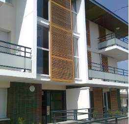 L’Ouverture Française du remplacement de volets en aluminium pour la façade d’un bâtiment.