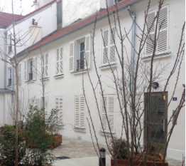 Un projet de rénovation en plaçant des volets en PVC dans un immeuble.