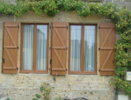 Ces volets, d’une taille de 160 cm par 74 cm, présentent un aspect bois dans une élégante teinte.