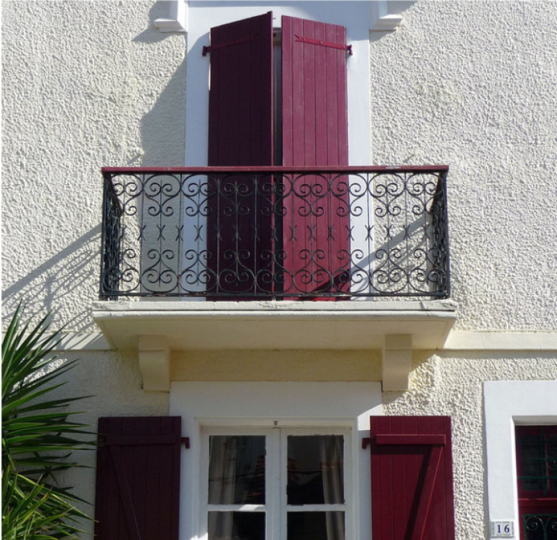 Installation de volets battants en bois de la marque France Volet par L'Ouverture Française.