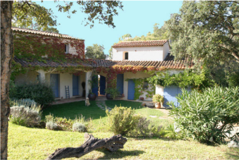 Mise en place de volets battants en bois de la marque France Volet par L'Ouverture Française.