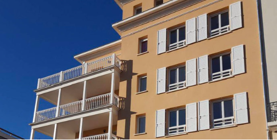 Pose de volets battants en aluminium France Volet par L'Ouverture Française.