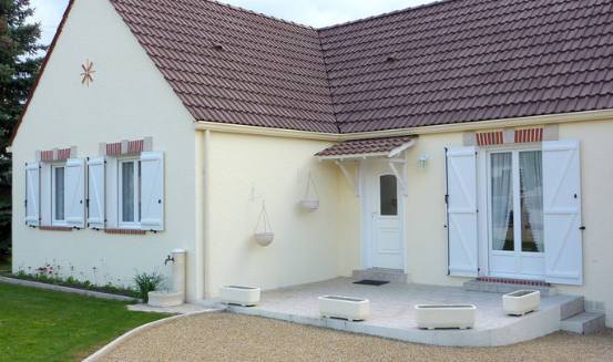 Installation de volets battants en PVC de la marque France Volet par L'ouverture Française.