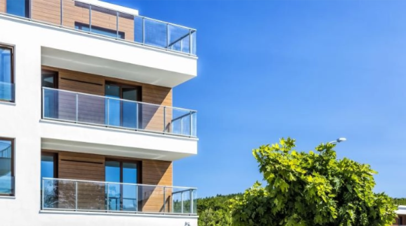 Installation de porte-fenêtre en bois avec vitrage teinté de la marque Millet dans un appartement à Saint-Denis près de Bezons par L’Ouverture Française.