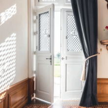 Notre zone d'activité pour ce service Sélection exclusive de portes d'entrée traditionnelles en bois Atulam : engagement de L'Ouverture Française envers l'artisanat et l'authenticité